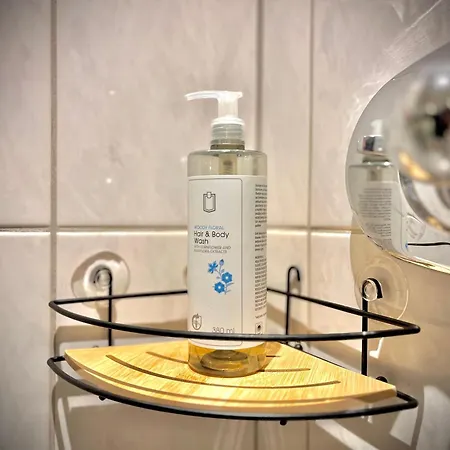 Lejlighed By Deluxe Wifi-ps4-tv-loft-bath-kitchen